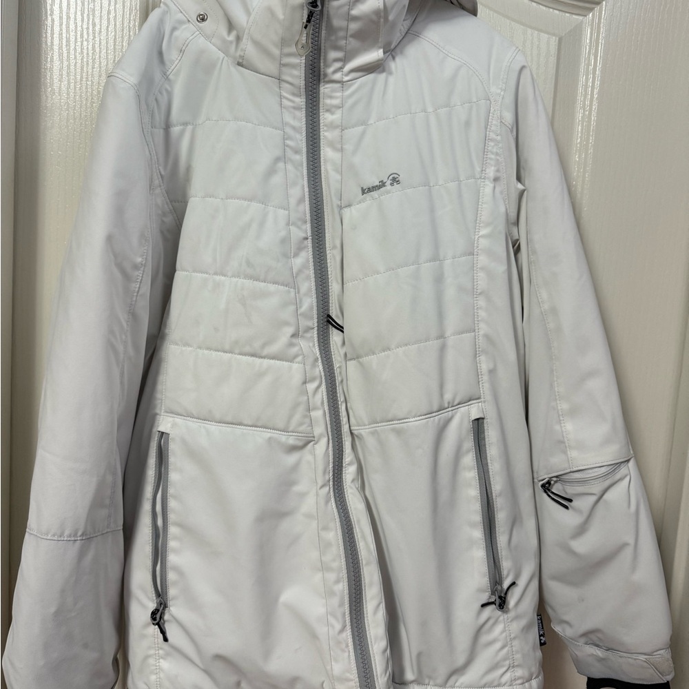 Kamik White Ski Jacket with Quilted Fabric and High Collar